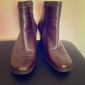 ST. JOHNS BAY LADIES BROWN BOOTS SIZE 8